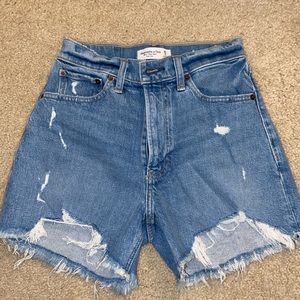 Abercrombie Curve Love - 4” Mom Short High Rise